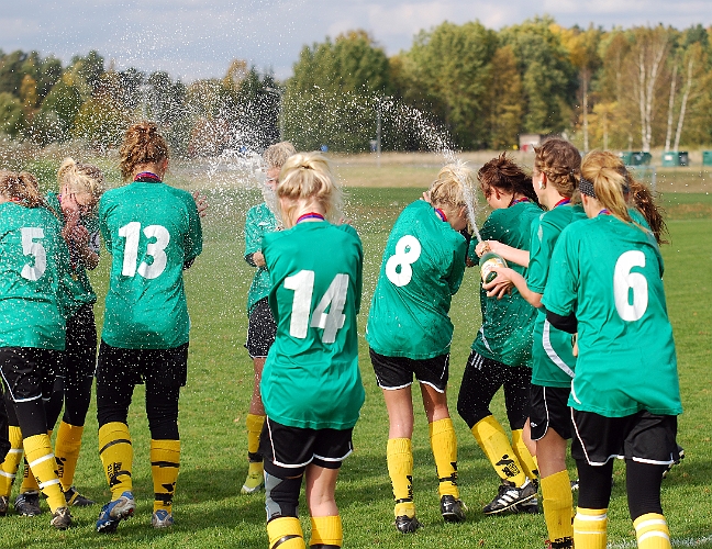 2010_1003_52.JPG - Här sprutas det skumpa över hela Hamre IP